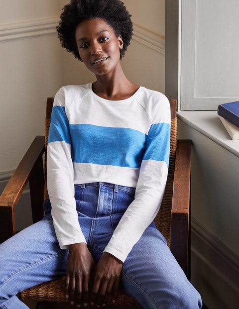 Lorna Jerseyoberteil im Baseball-Stil - Weiß/Marokkoblau, Gestreift Lorna Jerseyoberteil im Baseball-Stil - Weiß/Marokkoblau, Gestreift