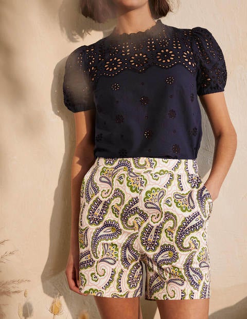 Danby Shorts zum Hineinschlüpfen - Naturweiß, Sommerliches Paisleymuster Danby Shorts zum Hineinschlüpfen - Naturweiß, Sommerliches Paisleymuster