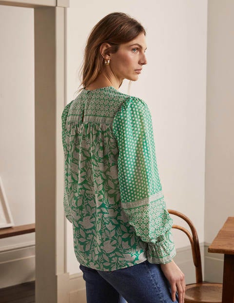 Blouse Gracie en coton - Vert feuille, motif Meadow Flight Blouse Gracie en coton - Vert feuille, motif Meadow Flight