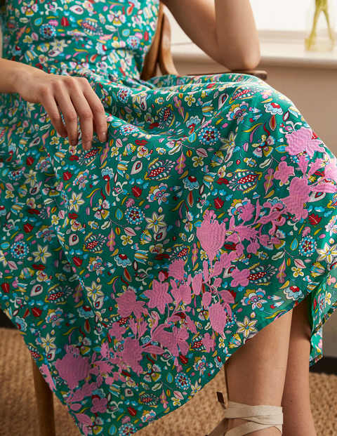 Baumwoll-Midikleid mit Stickerei - Grün, Kaleidoskop-Blumenmuster Baumwoll-Midikleid mit Stickerei - Grün, Kaleidoskop-Blumenmuster
