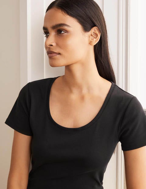 Essential Short Sleeve Tee - Black Essential Short Sleeve Tee - Black