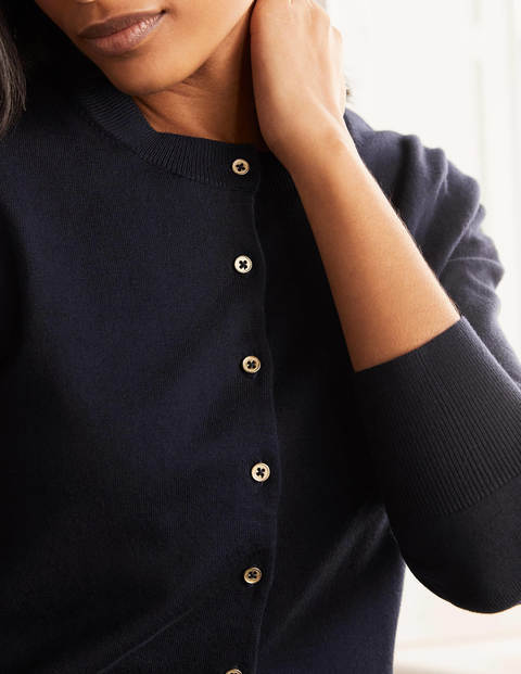 Eldon Baumwollcardigan mit Rundhalsausschnitt - Navy Eldon Baumwollcardigan mit Rundhalsausschnitt - Navy