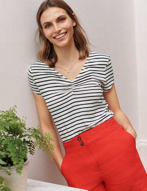 Superweiches T-Shirt mit gerafftem V-Ausschnitt - Naturweiß/Navy Superweiches T-Shirt mit gerafftem V-Ausschnitt - Naturweiß/Navy