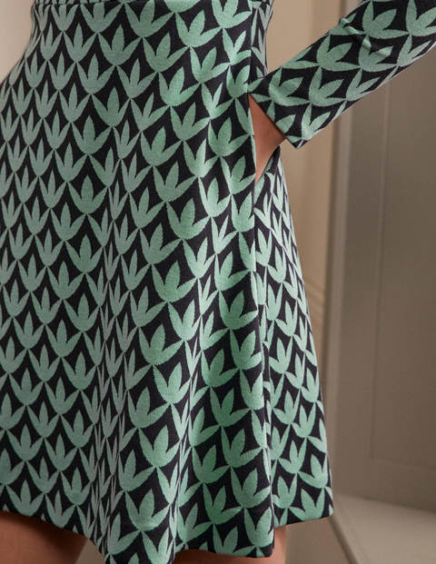 Jacquard-Kleid mit Stehkragen - Csarite, Geometrisches Blütenblattmuster Jacquard-Kleid mit Stehkragen - Csarite, Geometrisches Blütenblattmuster