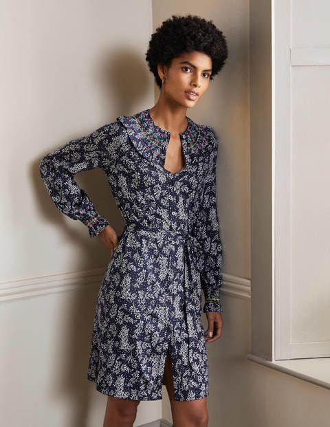 Jerseykleid mit Smokdetail - Französisches Navy, Blätter und Zweige Jerseykleid mit Smokdetail - Französisches Navy, Blätter und Zweige