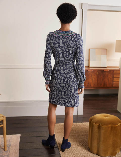 Jerseykleid mit Smokdetail - Französisches Navy, Blätter und Zweige Jerseykleid mit Smokdetail - Französisches Navy, Blätter und Zweige