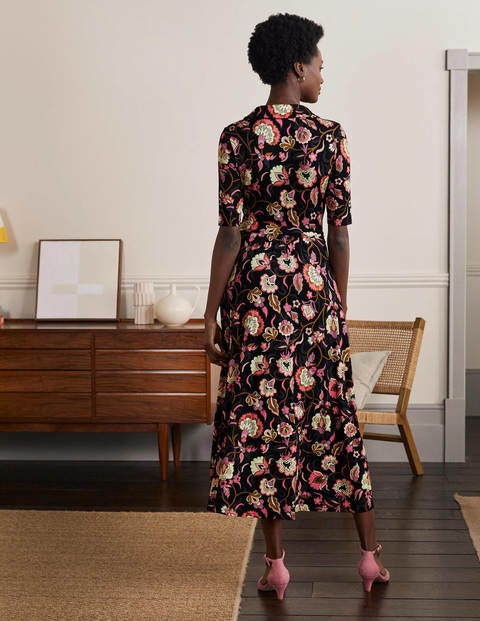 Lavinia Wickelkleid aus Jersey - Schwarz, Üppige Blumen Lavinia Wickelkleid aus Jersey - Schwarz, Üppige Blumen