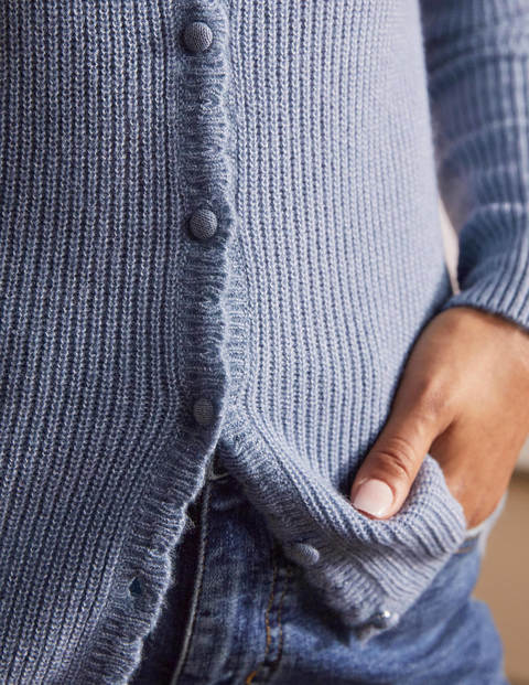 Ella Flauschiger Cardigan mit Muschelsaum - Flussblau Ella Flauschiger Cardigan mit Muschelsaum - Flussblau