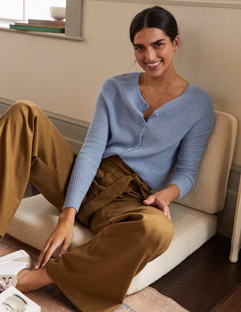 Ella Flauschiger Cardigan mit Muschelsaum - Flussblau Ella Flauschiger Cardigan mit Muschelsaum - Flussblau