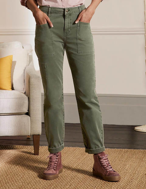 Schmal zulaufende Jeans mit aufgesetzten Taschen - Sumpfgrün