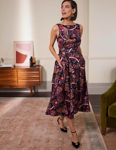 Robe ajustée-évasée échancrée dans le dos - Noir, motif Fantastical Robe ajustée-évasée échancrée dans le dos - Noir, motif Fantastical