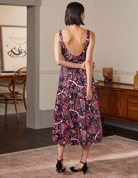 Robe ajustée-évasée échancrée dans le dos - Noir, motif Fantastical Robe ajustée-évasée échancrée dans le dos - Noir, motif Fantastical