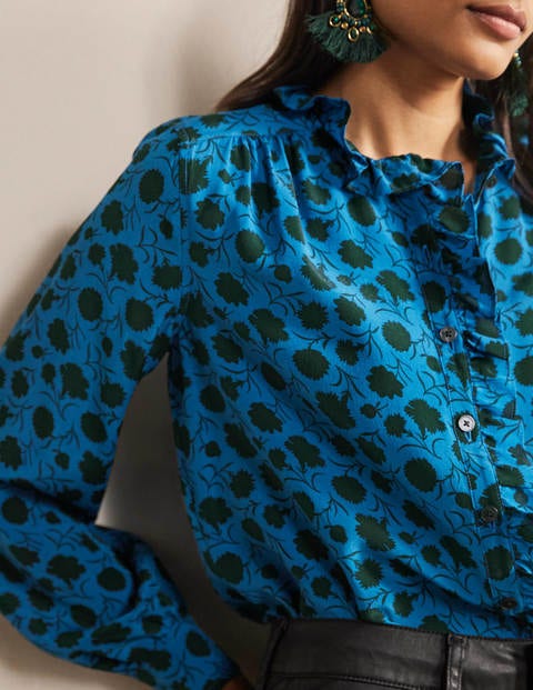Blouse volantée en soie à col montant - Azur hivernal, motif Leafy Bud Blouse volantée en soie à col montant - Azur hivernal, motif Leafy Bud
