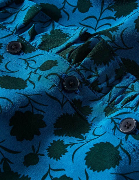Blouse volantée en soie à col montant - Azur hivernal, motif Leafy Bud Blouse volantée en soie à col montant - Azur hivernal, motif Leafy Bud
