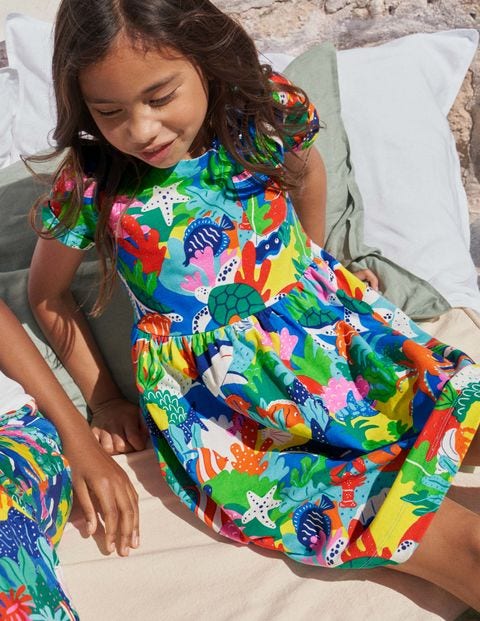 Fröhliches Jerseykleid mit kurzen Ärmeln - Bunt/Regenbogenfarben, Riffszene