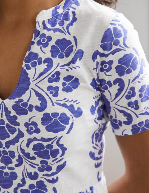 Einfaches Jerseykleid mit gekerbtem Ausschnitt - Glockenblumenblau, Blumenmuster