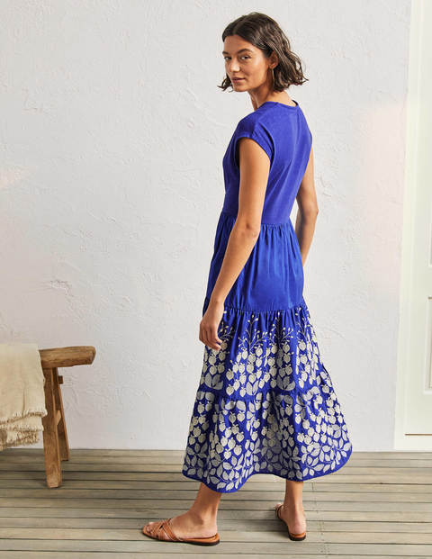 Gestuftes Midikleid mit Stickerei - Wellenblau, Stickerei Gestuftes Midikleid mit Stickerei - Wellenblau, Stickerei