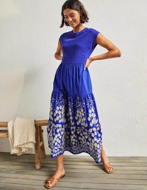 Gestuftes Midikleid mit Stickerei - Wellenblau, Stickerei Gestuftes Midikleid mit Stickerei - Wellenblau, Stickerei