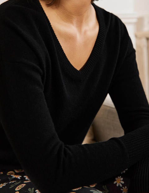 Cashmere V-neck Relaxed Jumper - Black Cashmere V-neck Relaxed Jumper - Black
