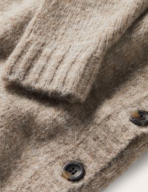 Flauschiger Pullover mit seitlichem Knopf - Nerzbraun Melange Flauschiger Pullover mit seitlichem Knopf - Nerzbraun Melange