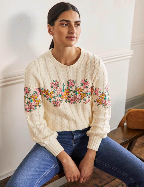 Bestickter Pullover mit Zopfstrickmuster - Naturweiß, Blumenstickerei
