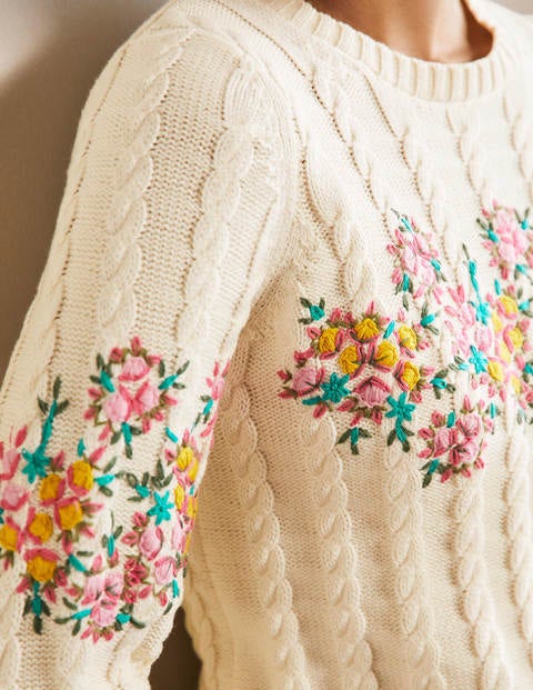 Bestickter Pullover mit Zopfstrickmuster - Naturweiß, Blumenstickerei