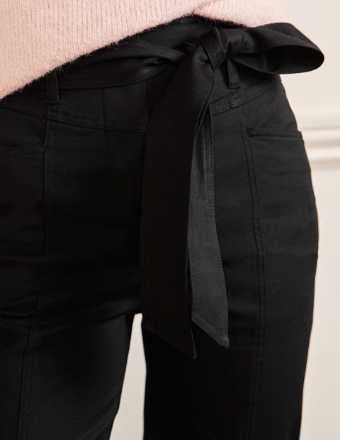 Eng anliegende Hose mit Taillengürtel - Schwarz