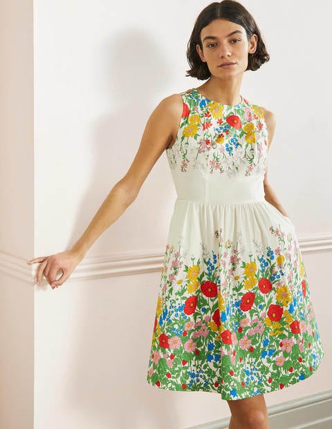 Tara Kleid mit schmaler Taille und weitem Rock - Naturweiß, Botanikmuster