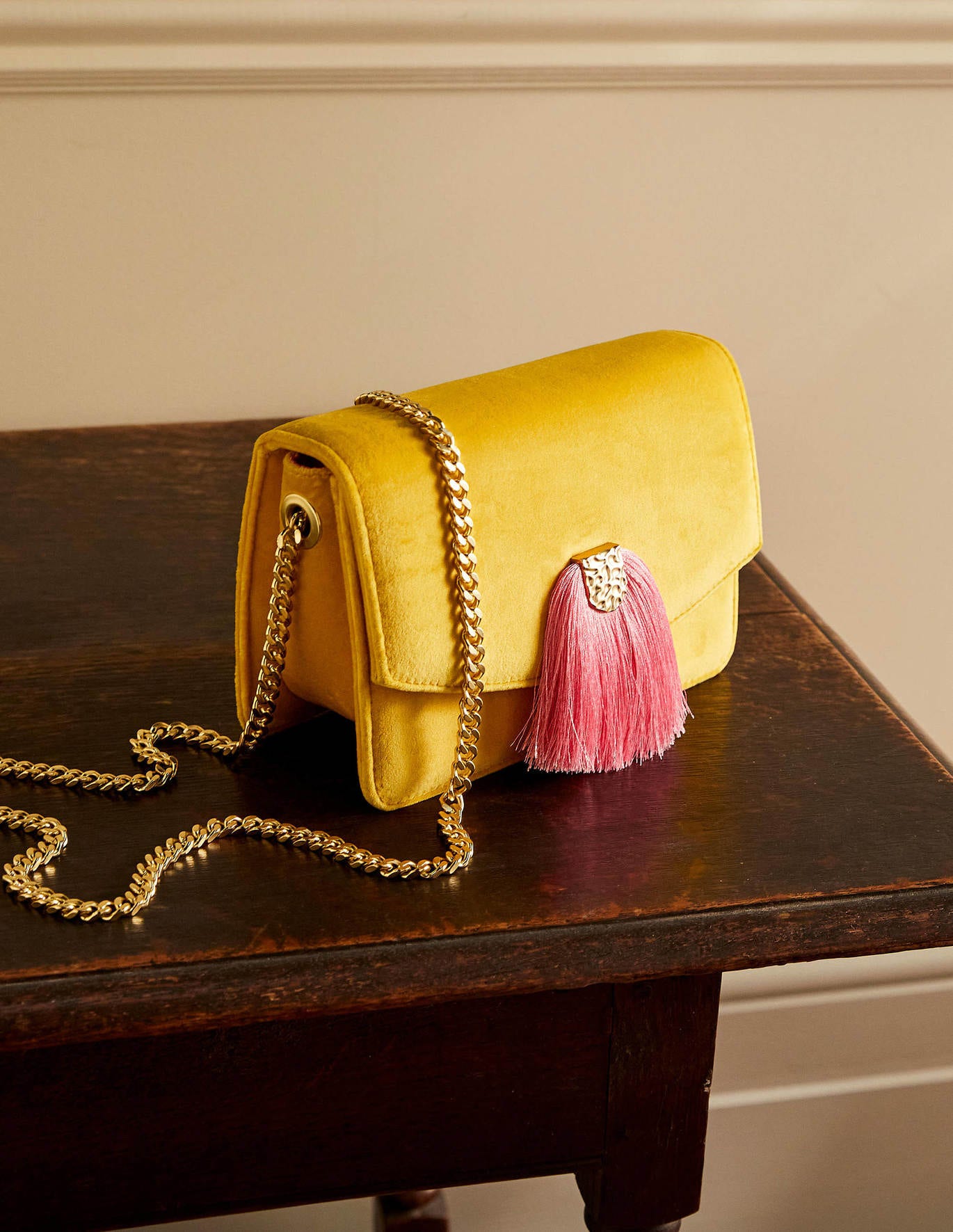Samt-Handtasche in Gelb
