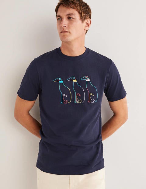 Artikel klicken und genauer betrachten! - Dieses T-Shirt aus reiner Baumwolle hat einen klassischen Rundhalsausschnitt und kurze Ärmel. Für ein besonders weiches Tragegefühl wurde es vorgewaschen. Zur Wahl stehen verschiedene Farben mit auffälligen Motiven. | im Online Shop kaufen