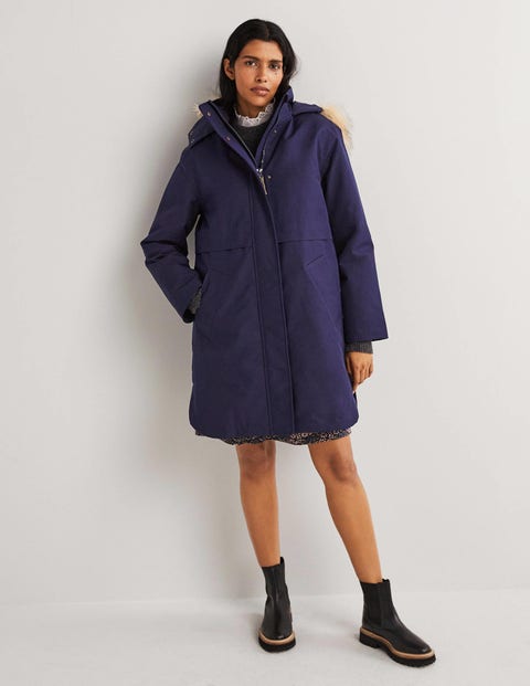 Artikel klicken und genauer betrachten! - Regenschauer, Nieselregen, Wind, Spaziergang mit dem Hund oder Treffen im Park - dieser Parka macht alles mit. | im Online Shop kaufen