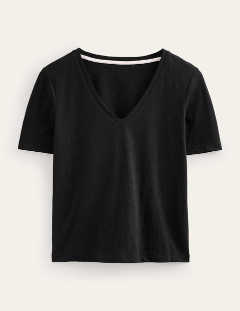 Flammgarn-T-Shirt mit V-Ausschnitt und normaler Passform - Schwarz | Boden  DE