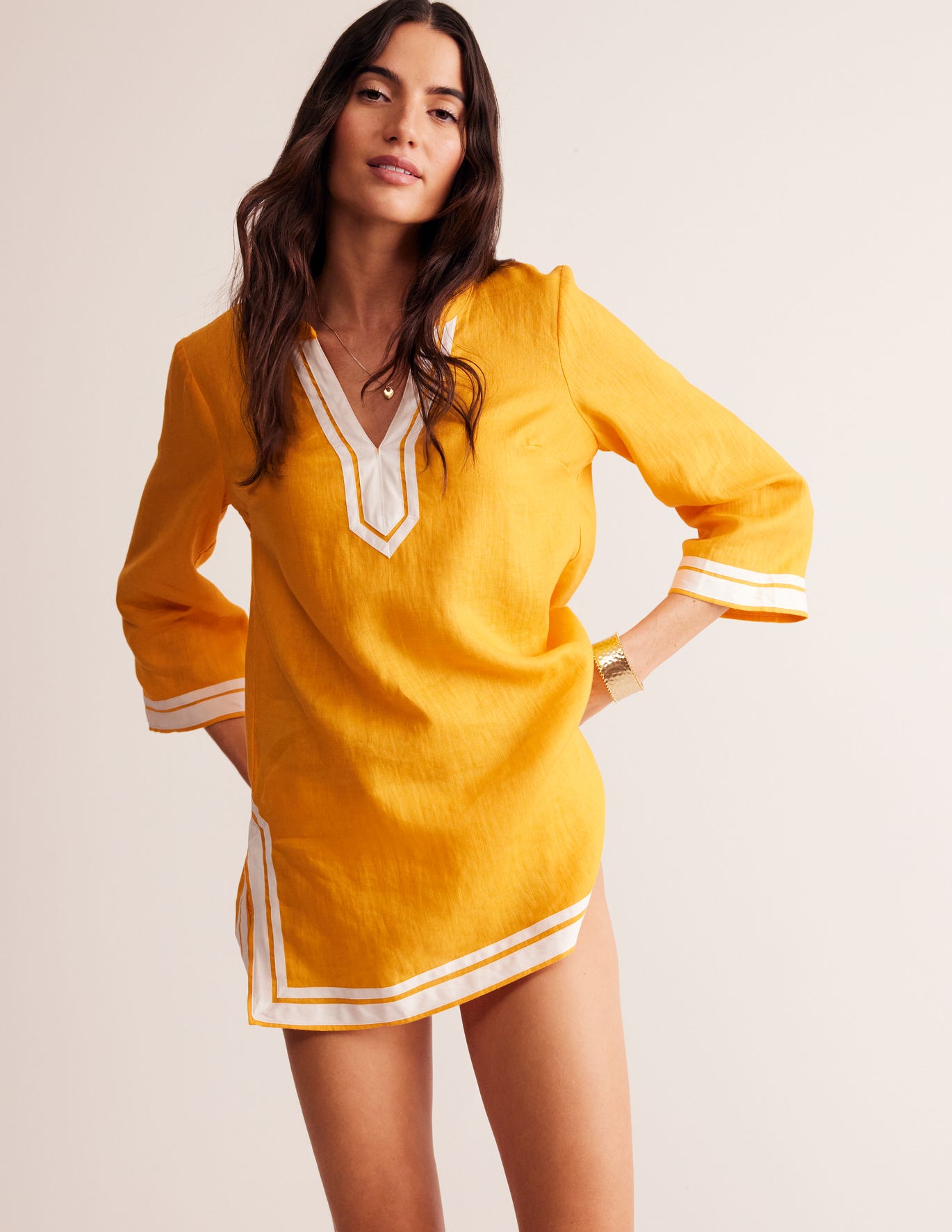 Boden Neck Detail Tunic Top
in Artisan's Gold & Ivory has long sleeves, a v neck and side slits. 