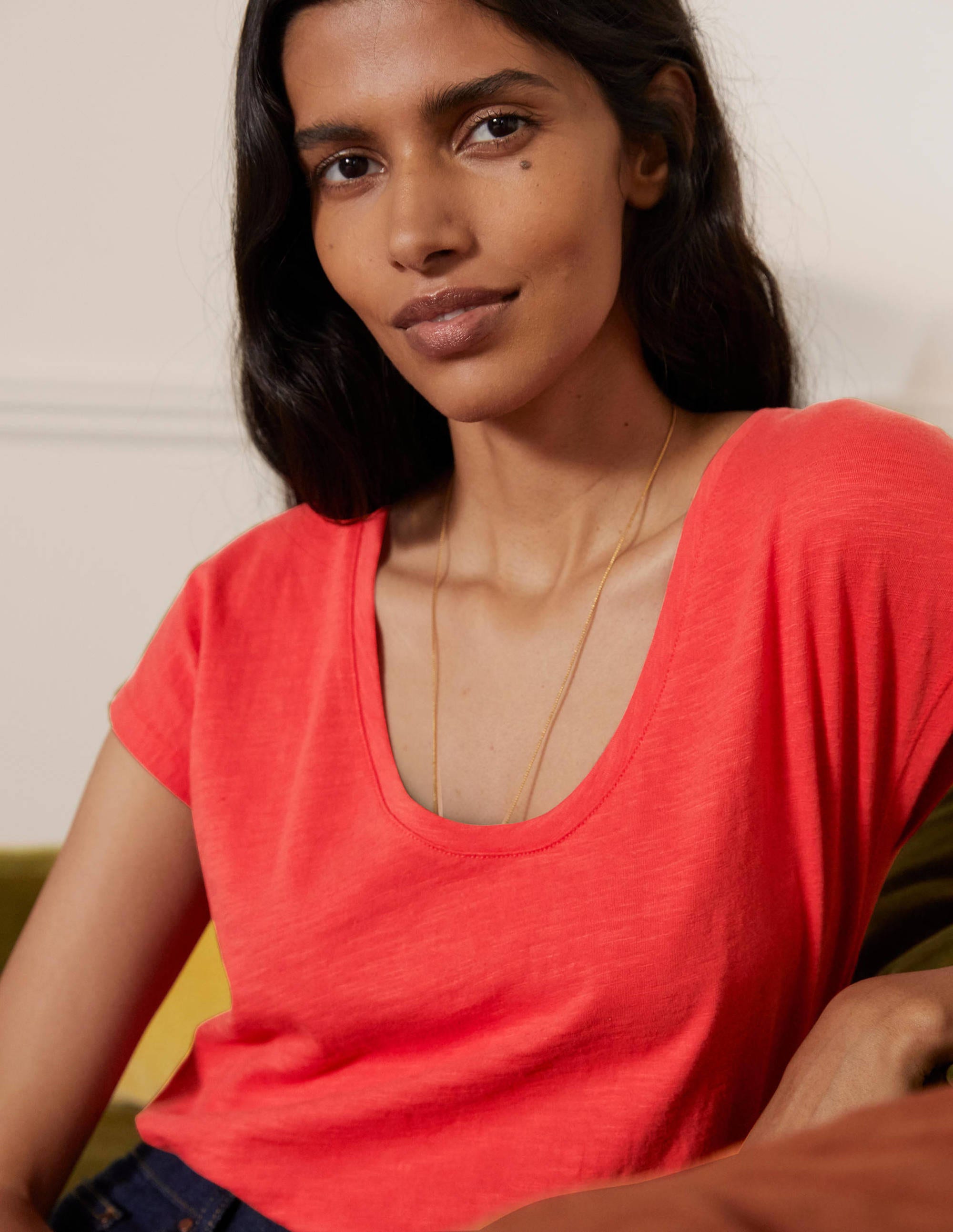 Le T-shirt à col V arrondi en coton LRD Femme Boden, Red