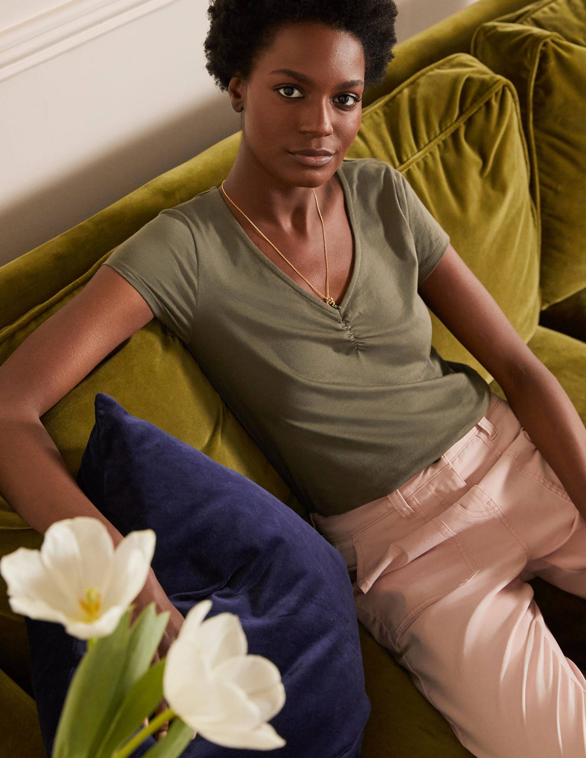 T-shirt col V ultra-doux à fronces KHK Femme Boden, Khaki