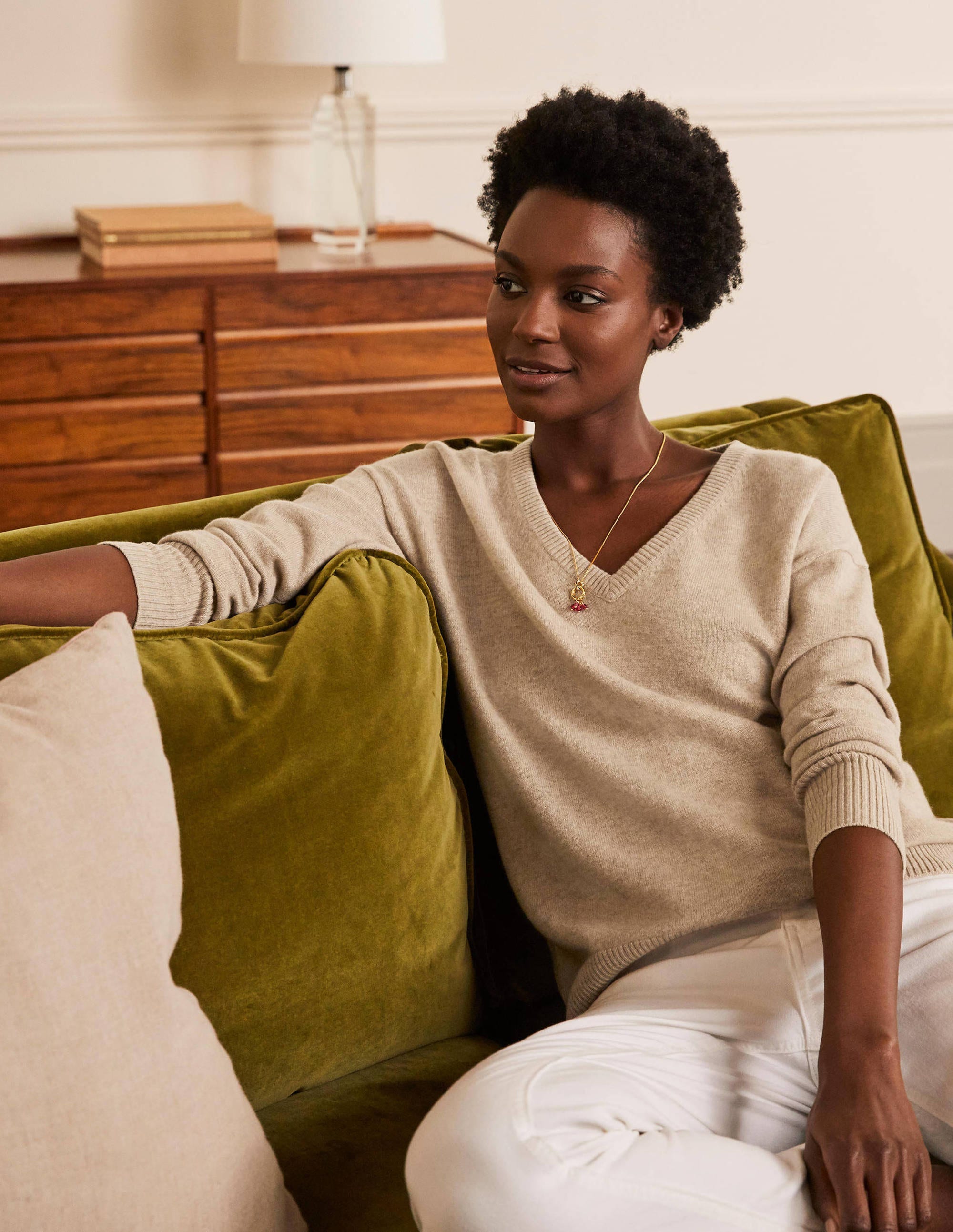 Pull col V décontracté en cachemire OAT Femme Boden, Natural