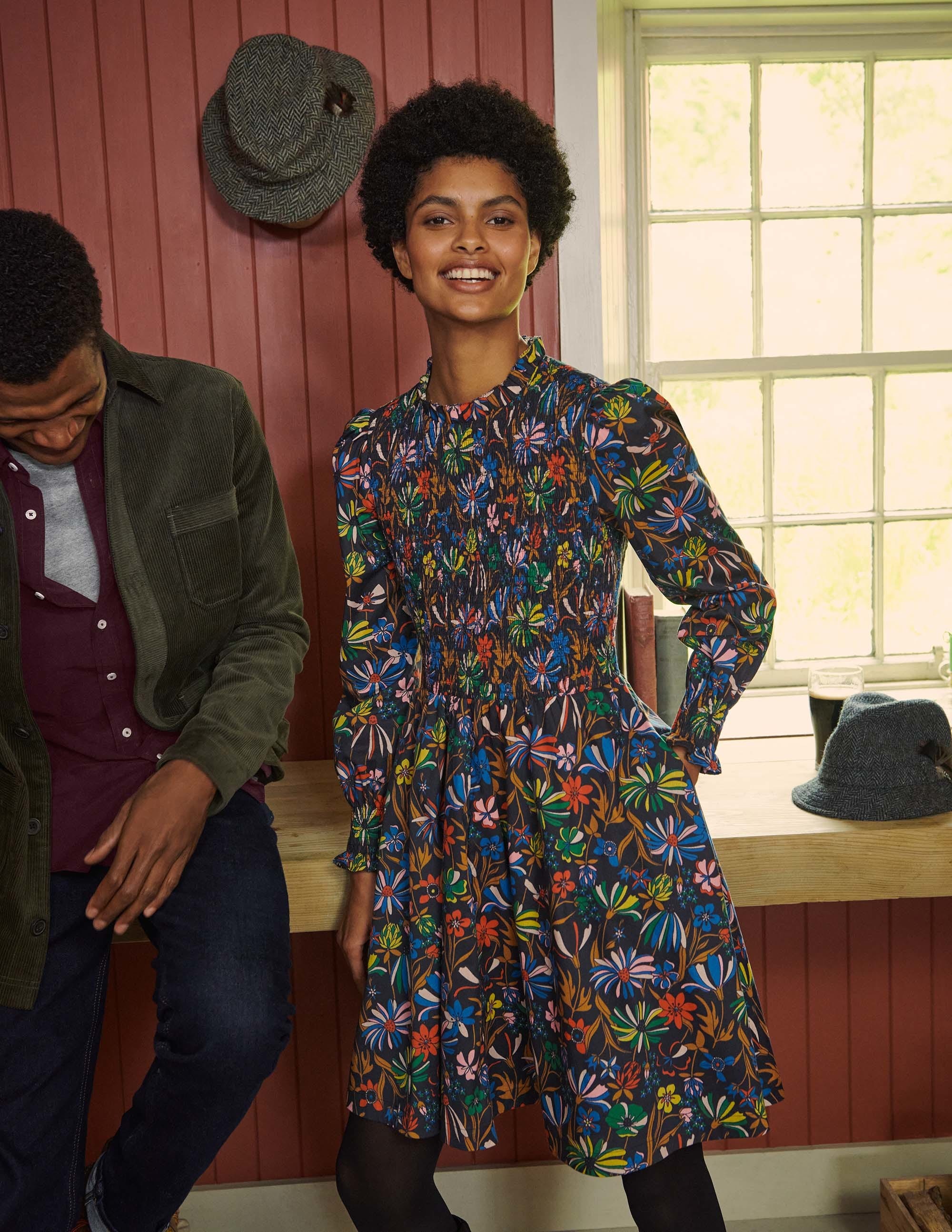 Robe smockée à col volanté BLK Femme Boden, Black