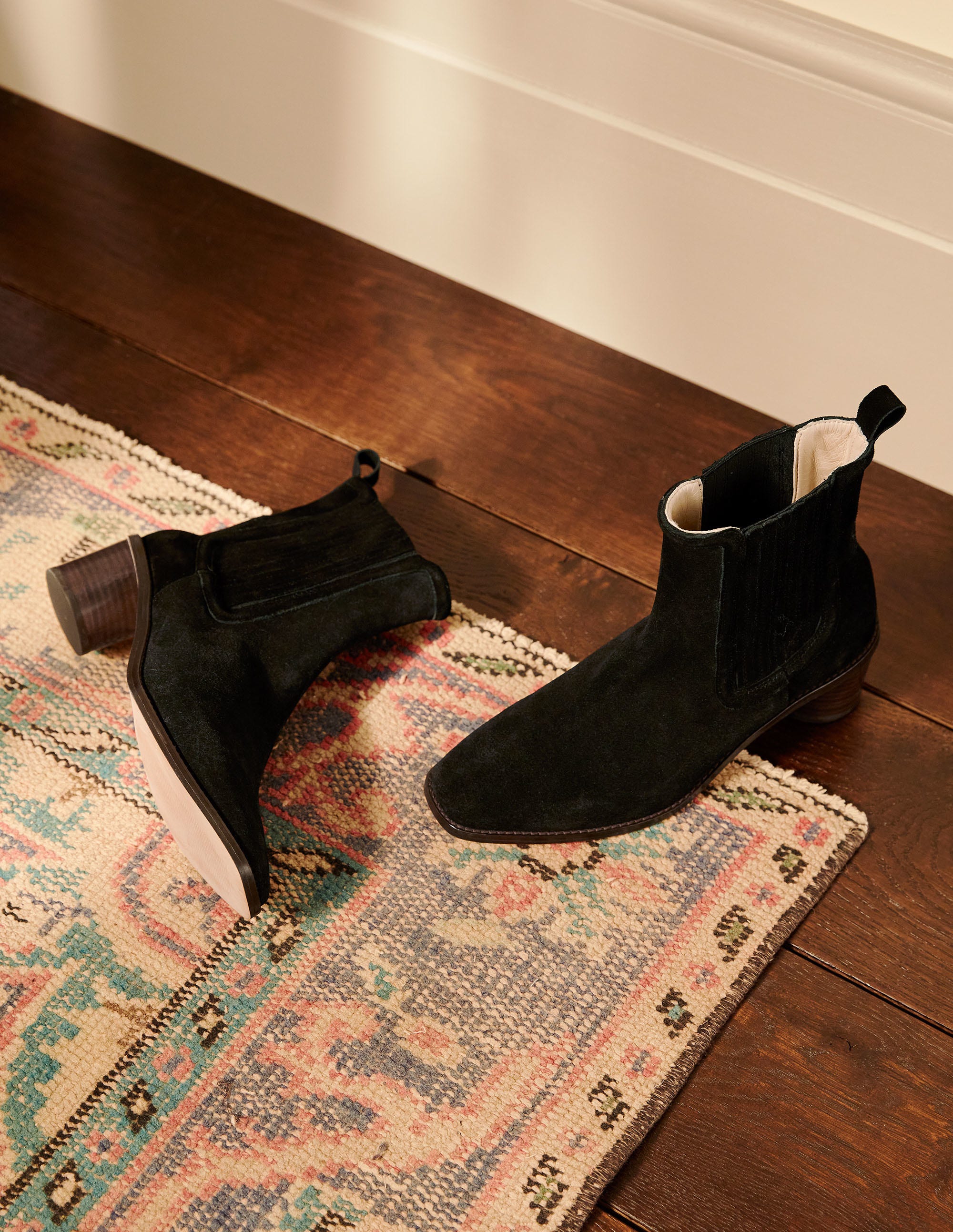 Bottines chelsea à talons ronds en daim BLK Femme Boden, Black