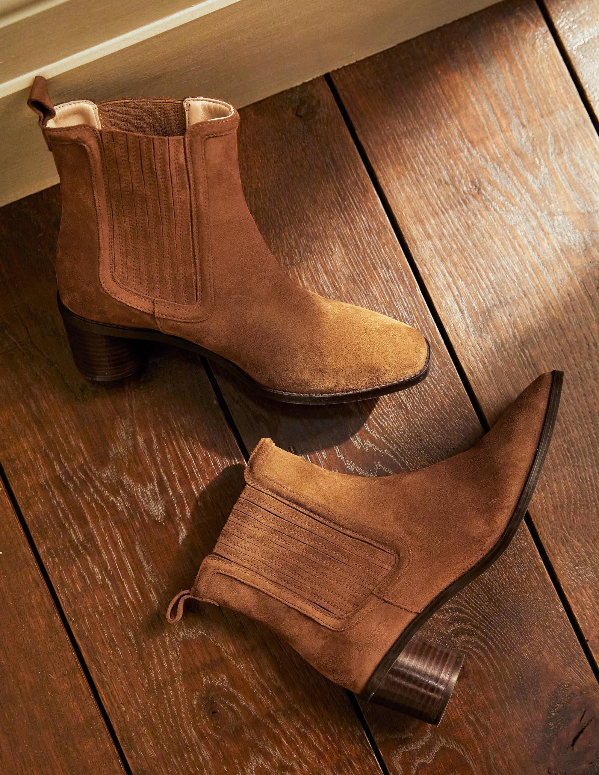 Bottines chelsea à talons ronds en daim TAN Femme Boden, Brown