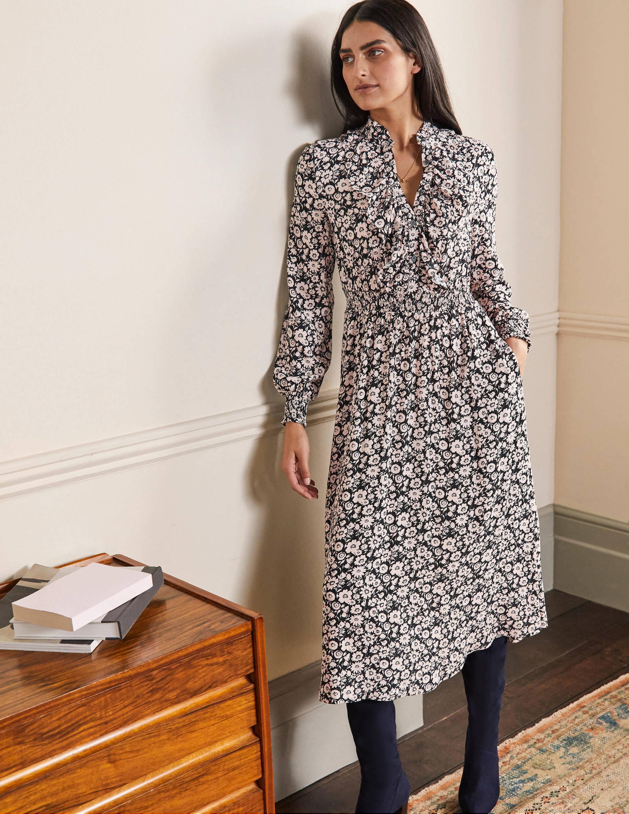 Robe midi volantée sur le devant BLK Femme Boden, Black