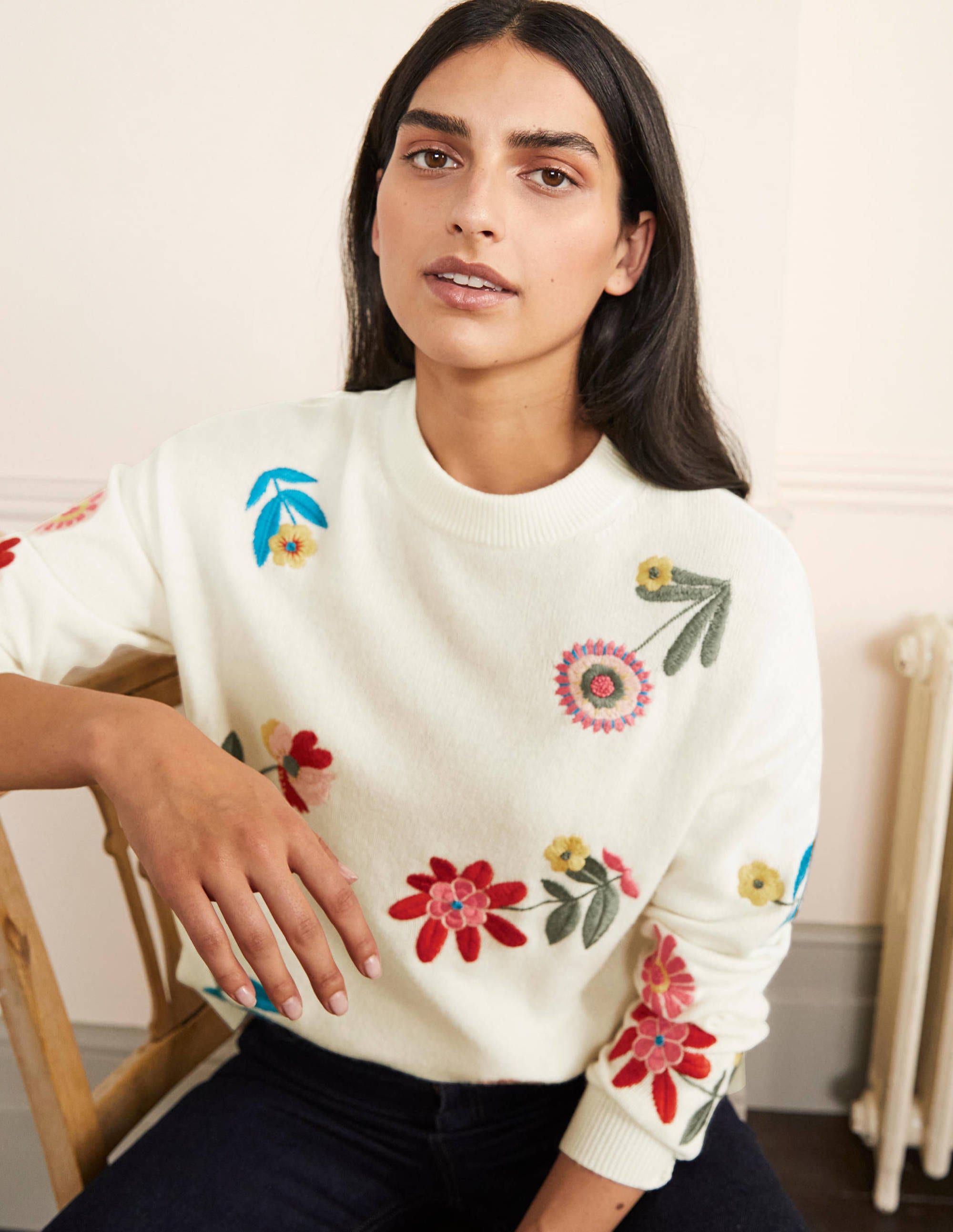Pull décontracté brodé IVO Femme Boden, Ivory