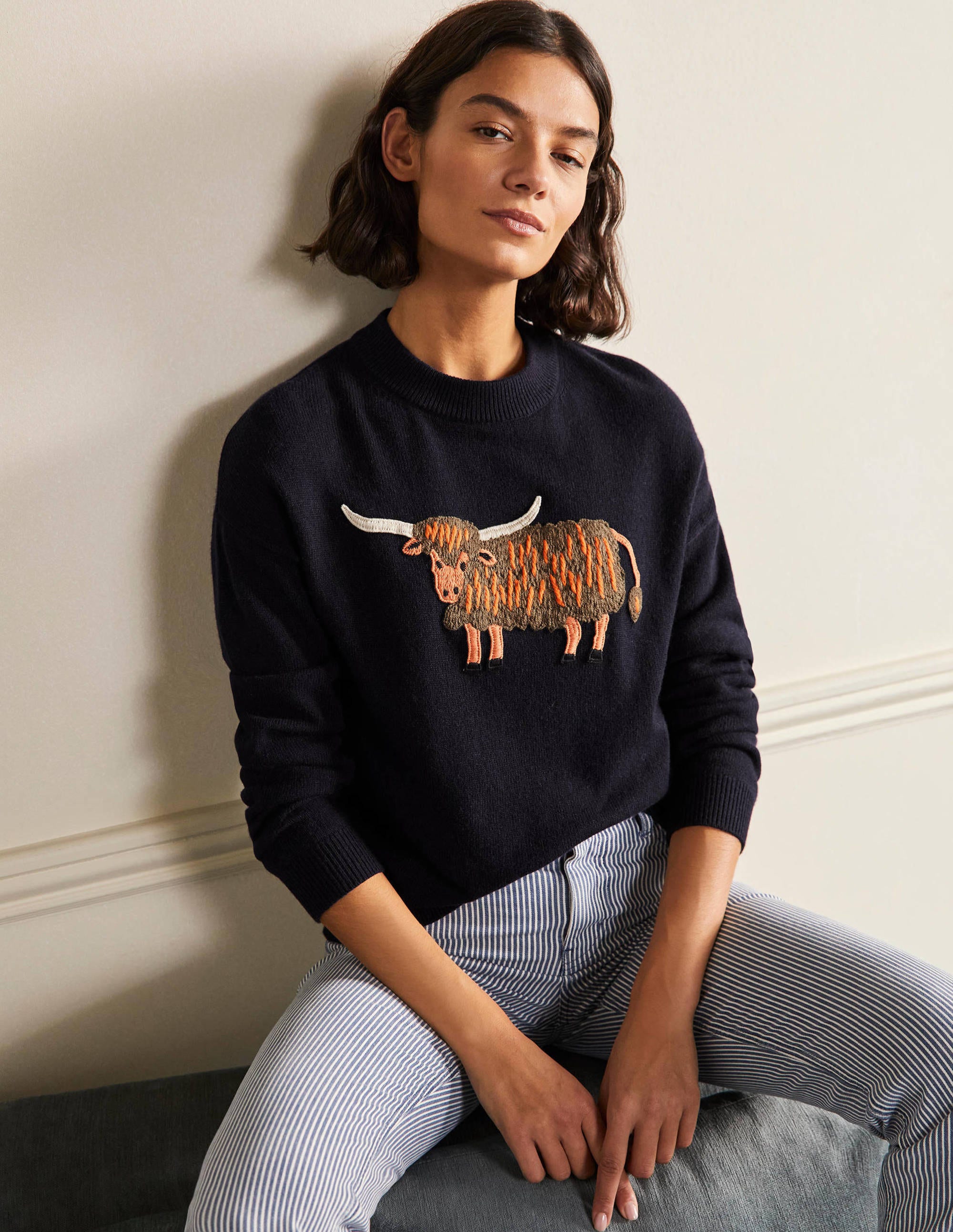Pull décontracté brodé NAV Femme Boden, Navy