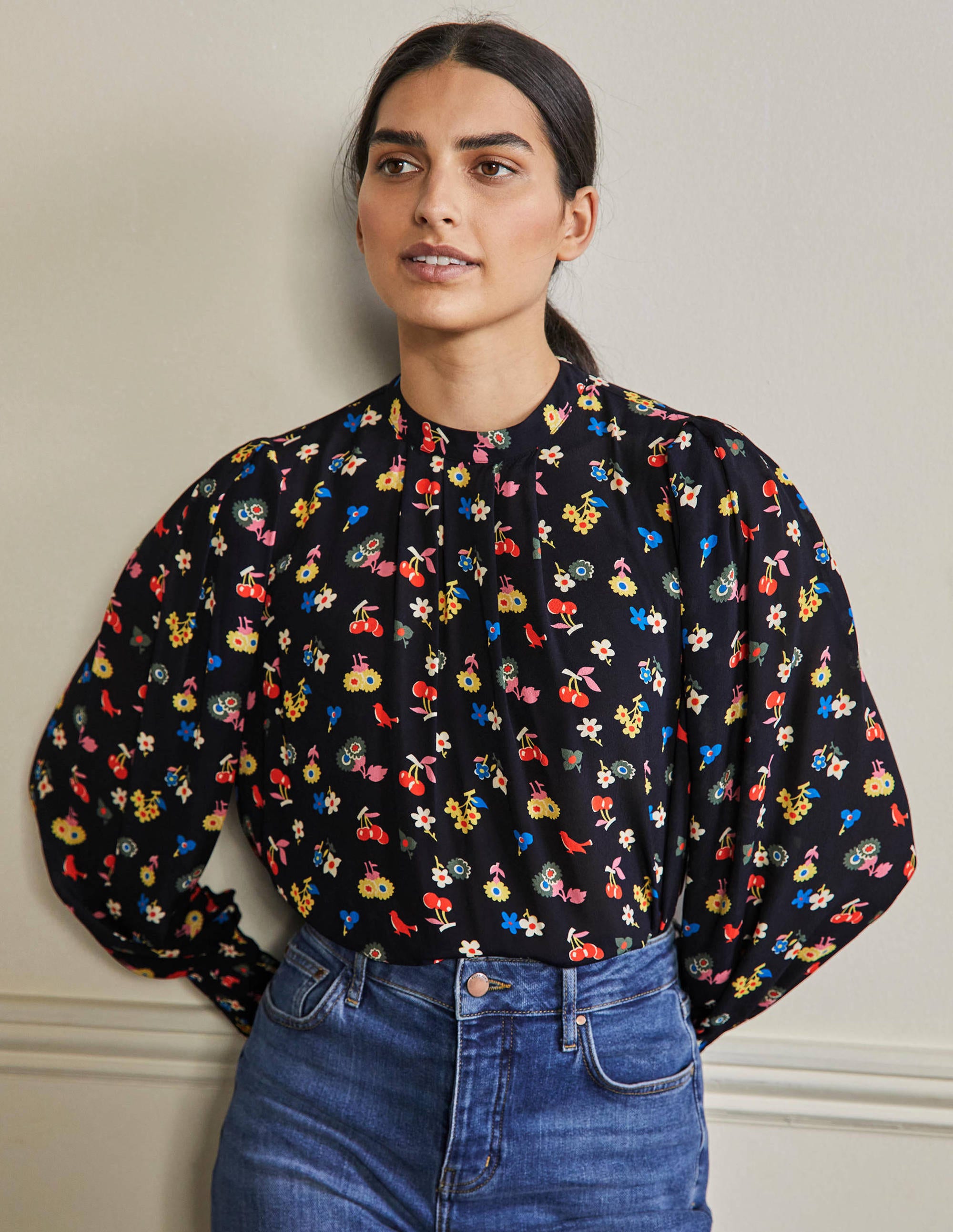 Top à larges poignets smockés BLK Femme Boden, Black