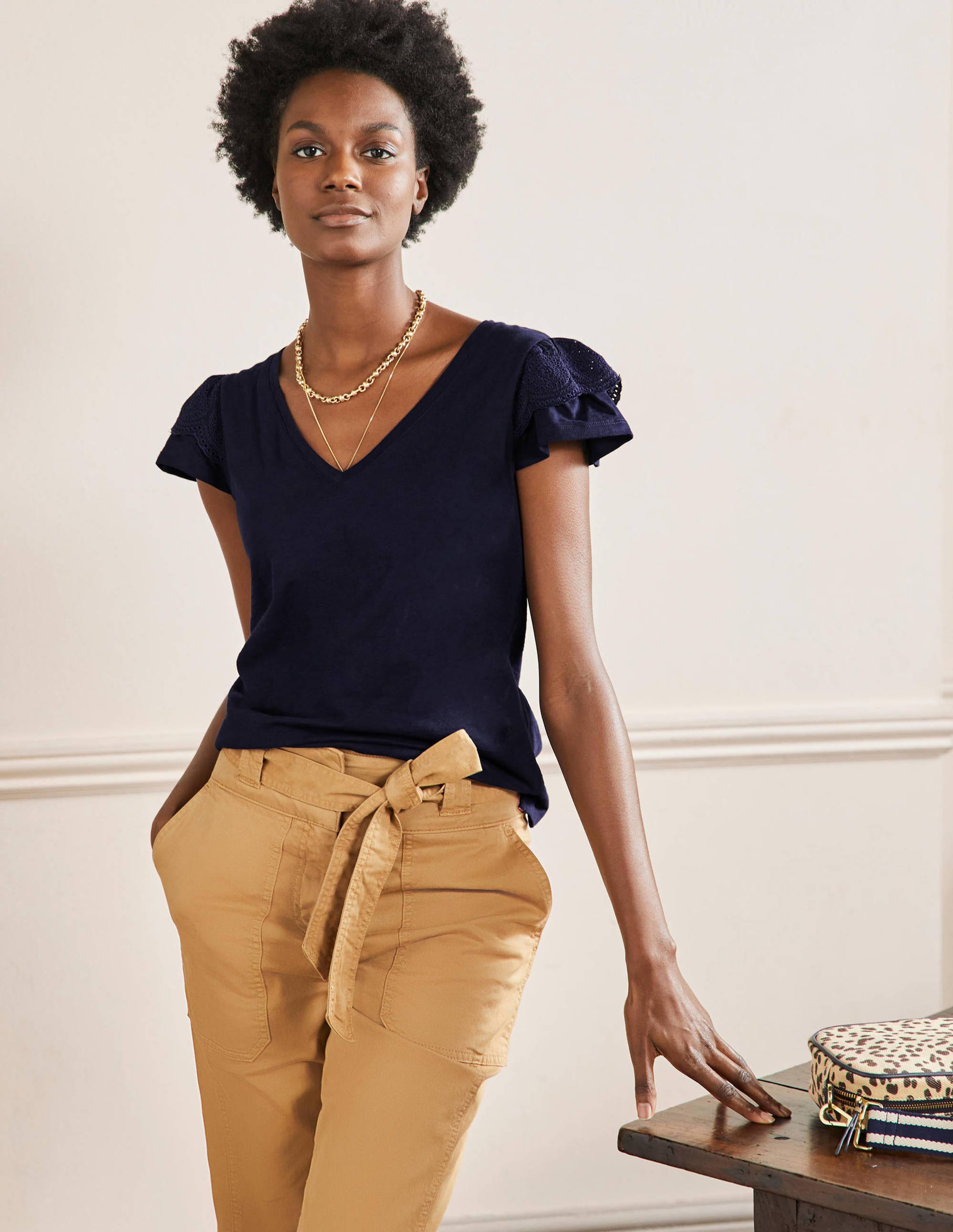 T-shirt en coton à broderie anglaise et col en V NAV Femme Boden, Navy