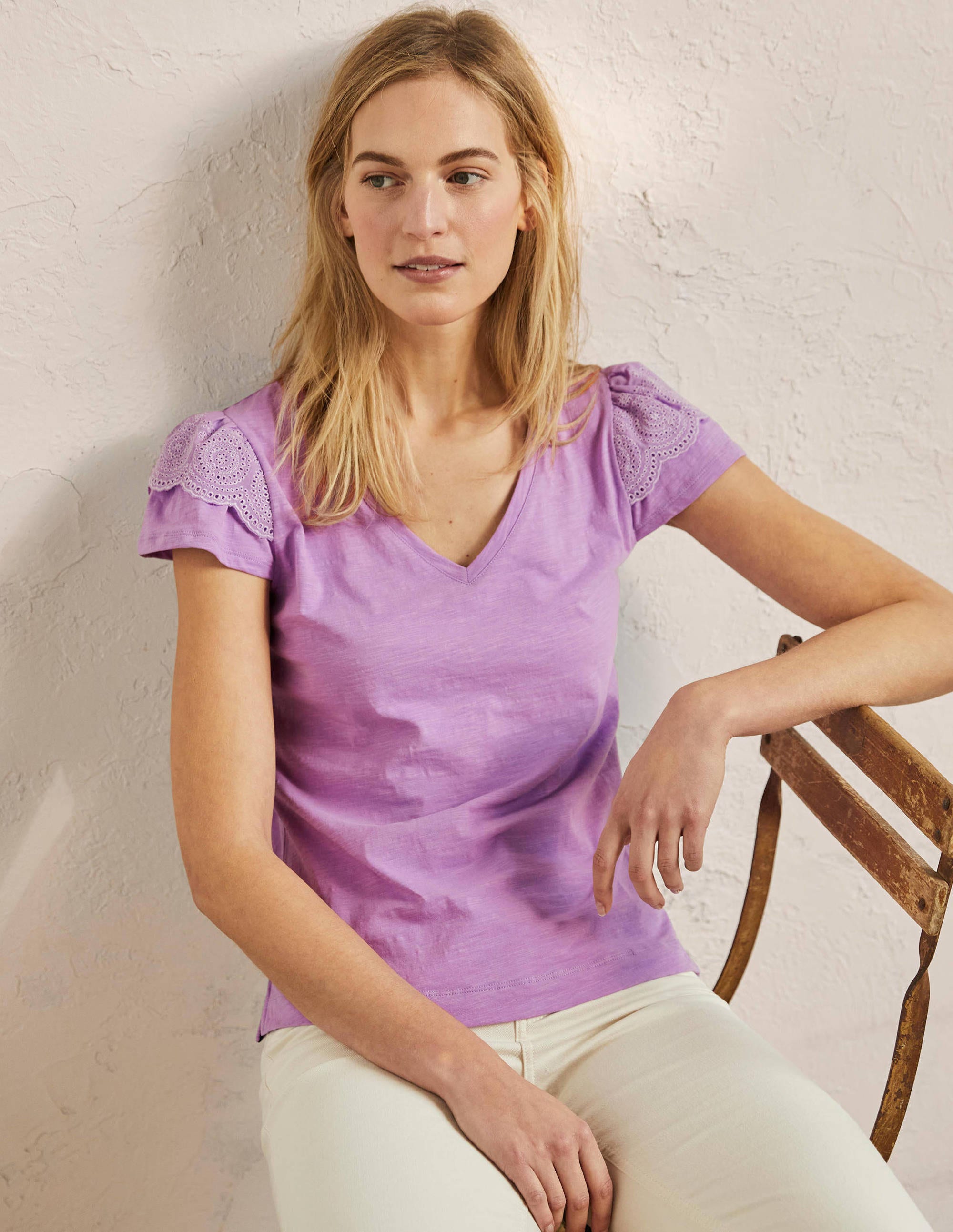 T-shirt en coton à broderie anglaise et col en V PSP Femme Boden, Purple