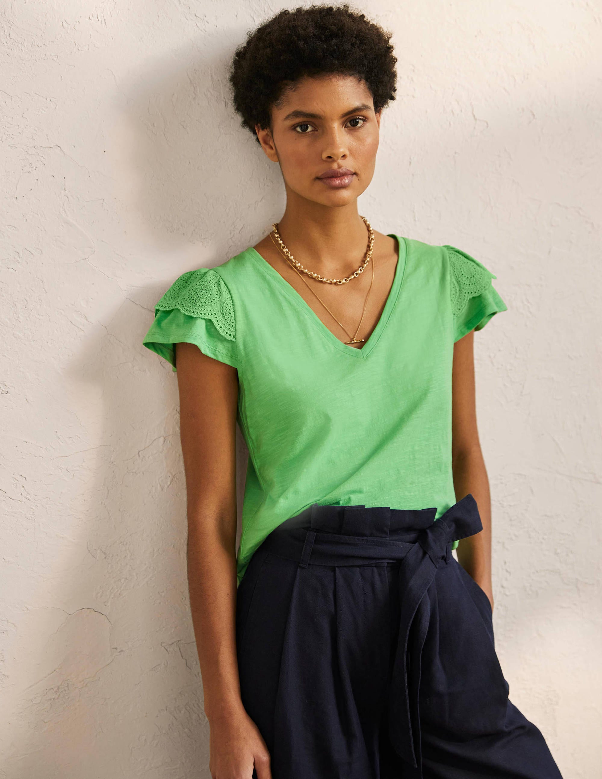 T-shirt en coton à broderie anglaise et col en V STR Femme Boden, Green