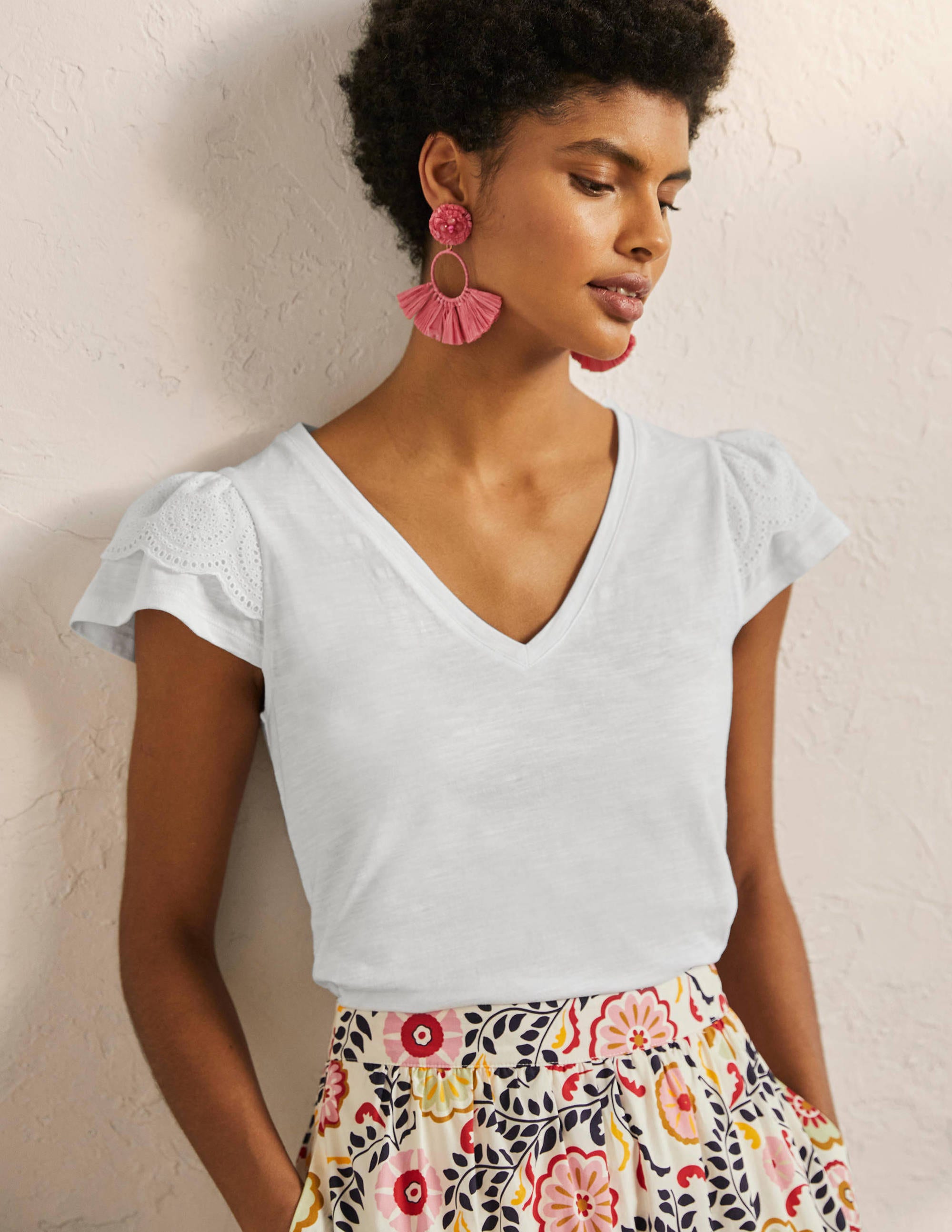 T-shirt en coton à broderie anglaise et col en V WHT Femme Boden, White