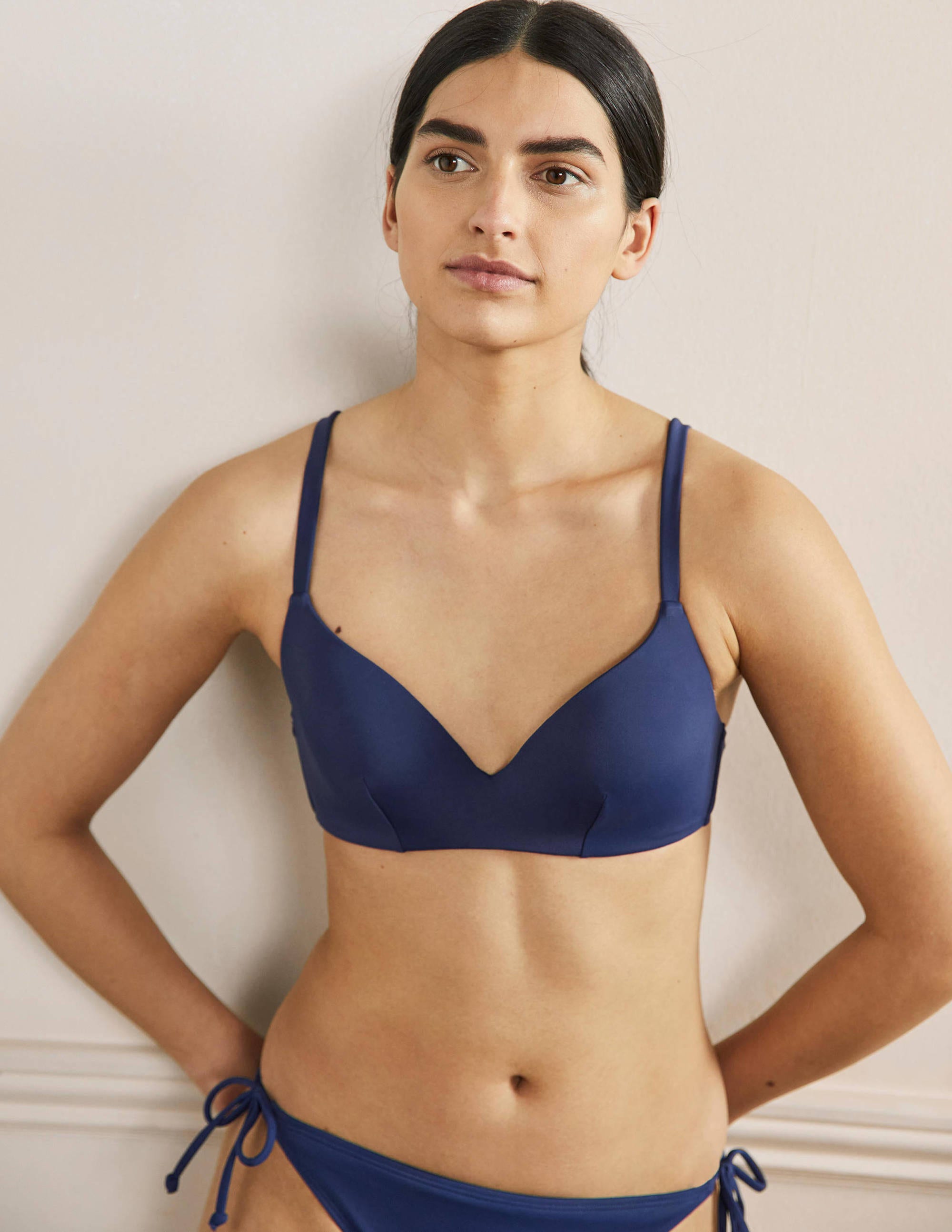 Haut de bikini à bonnets avec encolure cœur NAV Femme Boden, Navy